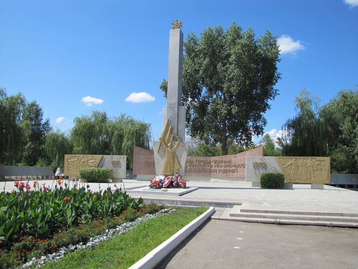 Чапаев самарская область. Монумент славы Чапаевск. Чапаевск город Самарская обл памятник Чапаеву. Монумент вечный огонь Чапаевск. Чапаевск - город герой.