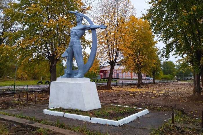 памятник в поселке Демьяново