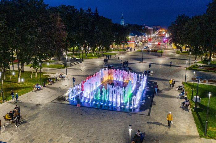 ночной разноцветный фонт в городе Егорьевске