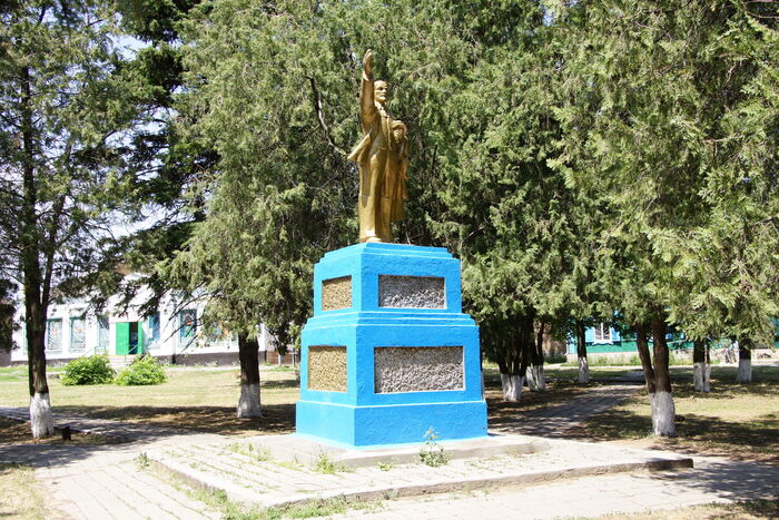памятник Ленину в станице Калниболотской