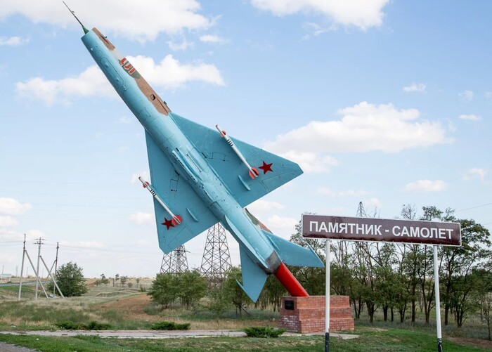 военный истребитель на постаменте в городе Котельниково