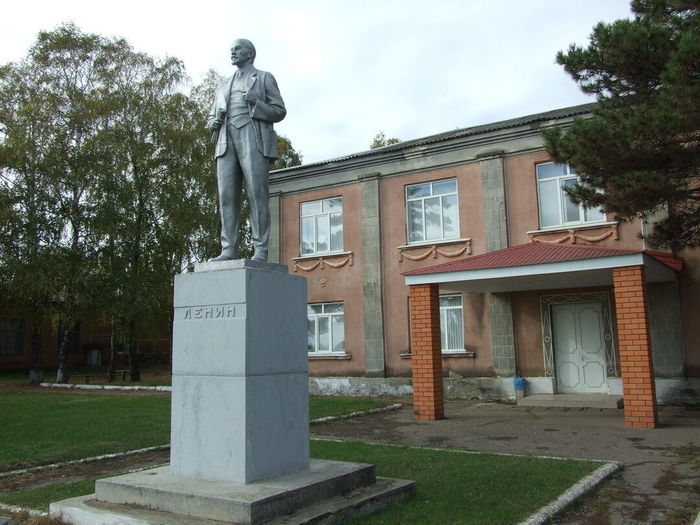 памятник Ленину в селе Красногвардейское Адыгея