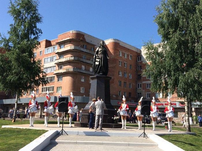 Памятник Екатерине II в городе Луге