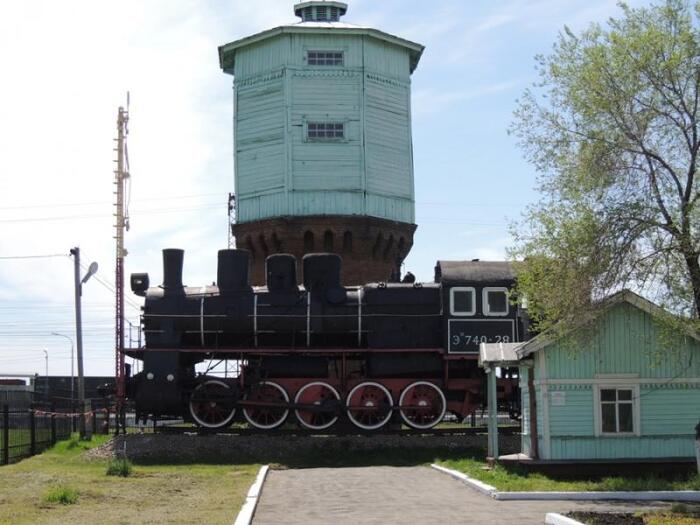 памятный паровоз в поселке Марьяновка