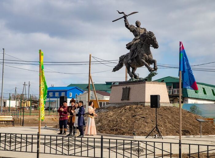 памятник всадник в поселке Нижний Бестях