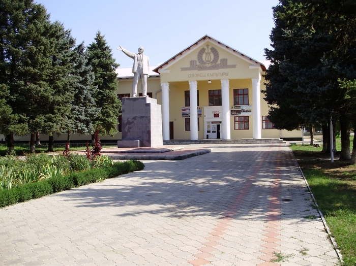 Дворец культуры в станице Новорождественской Краснодарский край