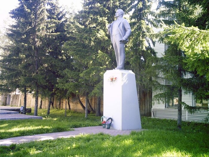 памятник Ленину в поселке Саргатское