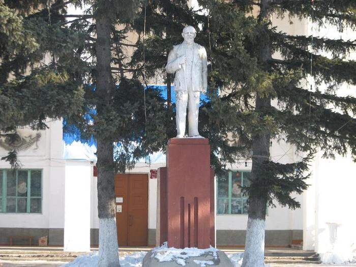 памятник Леннину в селе Углекаменск Приморский край