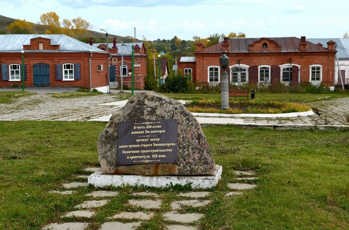 мемориальный камень в городе Змеиногорске